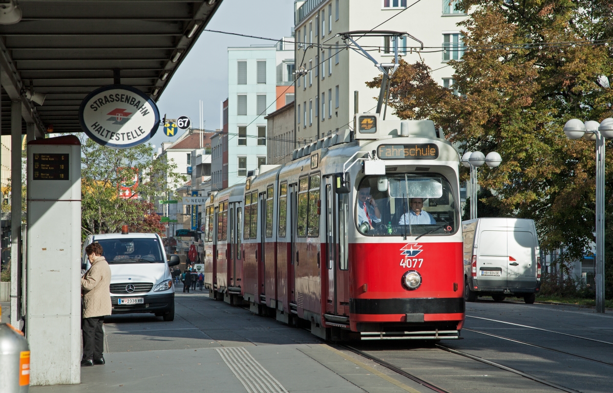 Fahrschule in Wien Favoriten am Reumannplatz, Oktober 2013