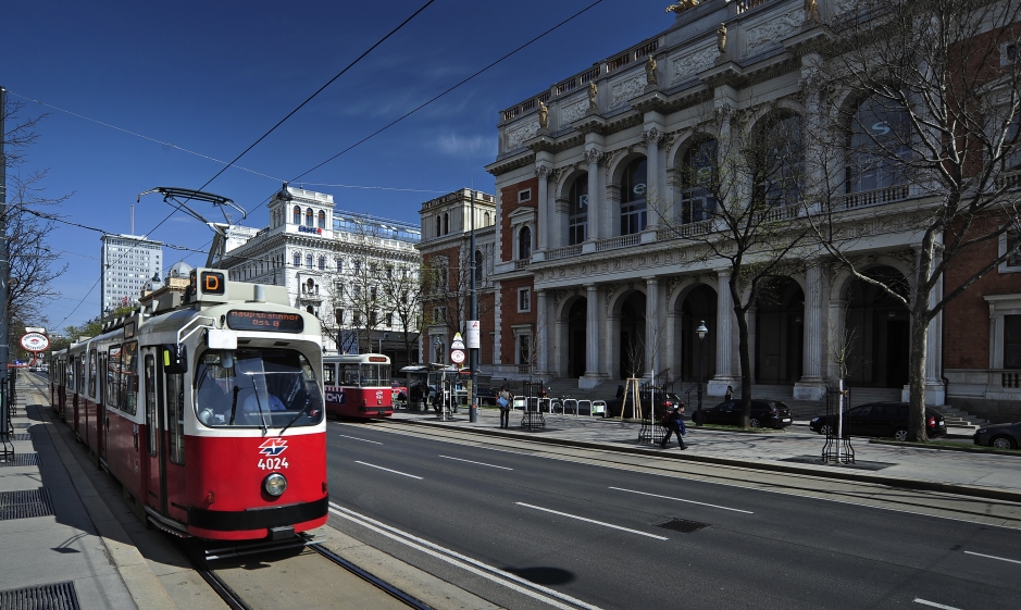 Straßenbahn der Linie D vor der Börse.