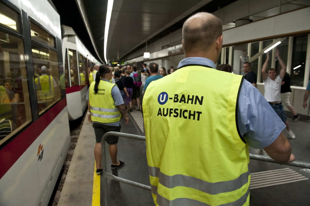 Abtransport der Besucher vom Donauinselfest 2013 durch die Wiener Linien in der U-Bahnstation der Linie U6 