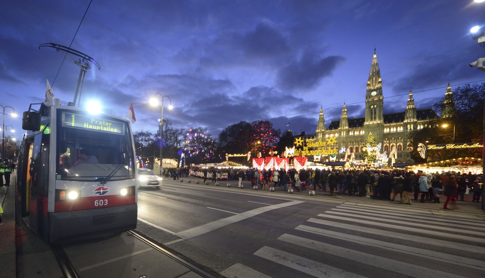 Straßenbahn auf der Ringstraße mit Weihnachtsbeleuchtung.