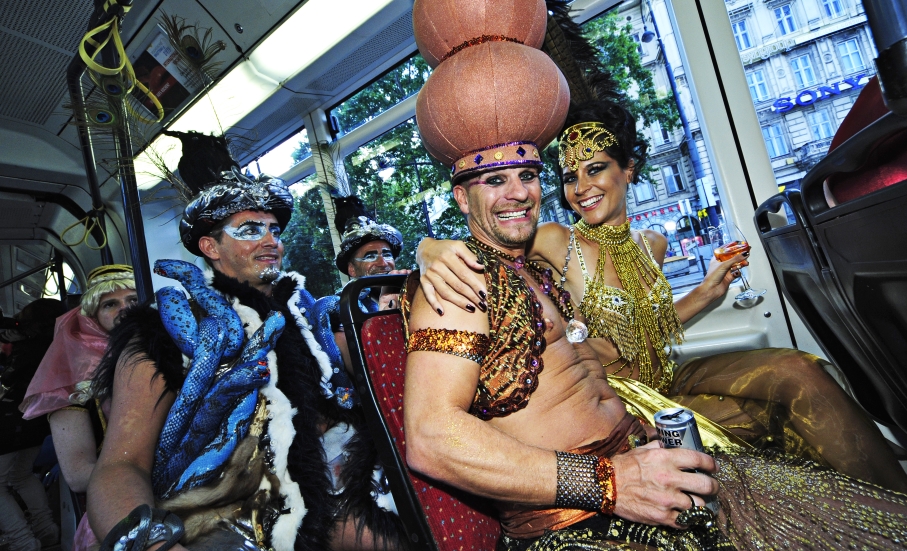 In einer eigens für den Life Ball gestalteten Straßenbahn werden auf dieses Jahr wieder eine Schar illustrer Gäste zur Eröffnung zum Wiener Rathausplatz gefahren.