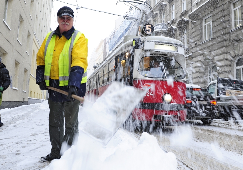 Bei starkem Schneefall sind die Einsatzkräfte der Wiener Linien bemüht Behinderungen zu vermeiden.