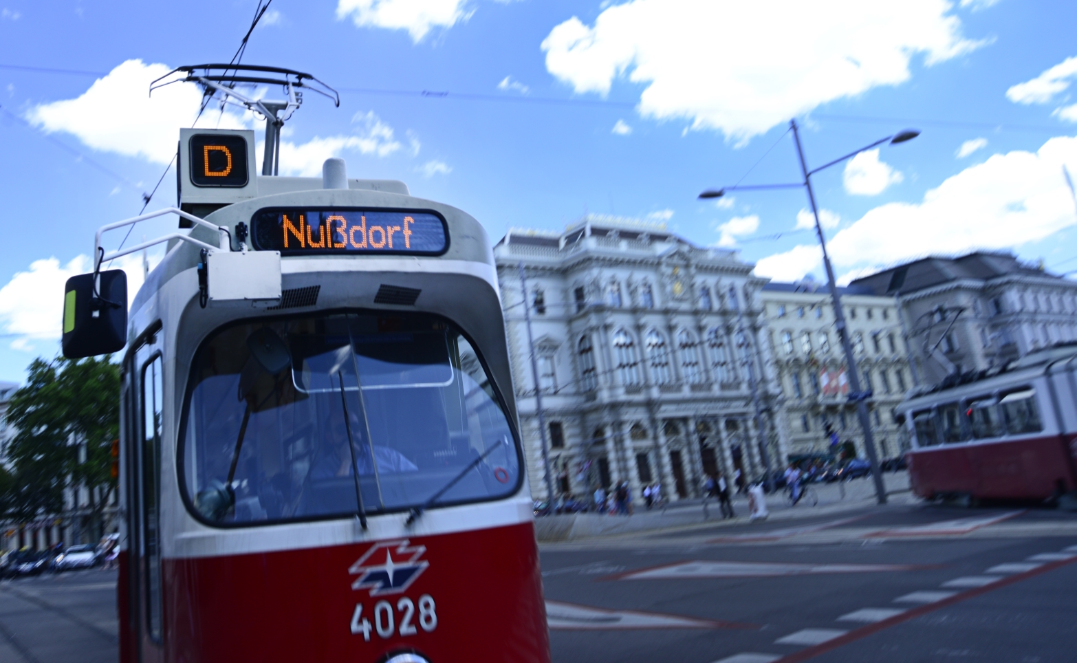 Straßenbahn der Linie D im Bereich Schwerzenbergplatz.