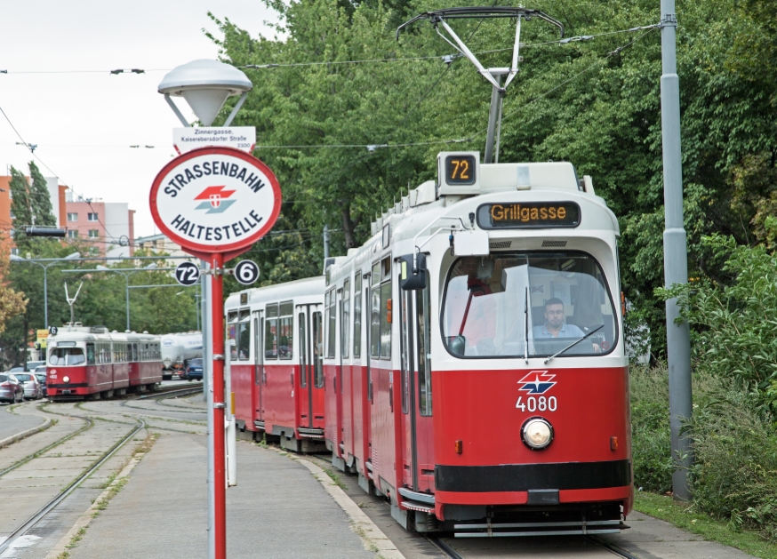 Linie 72 mit E2-c5 Garnitur in Kaiser Ebersdorf , September 2013
