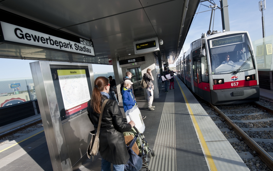 Straßenbahn der Linie 26 in der Haltestelle Gewerbepark Stadlau.