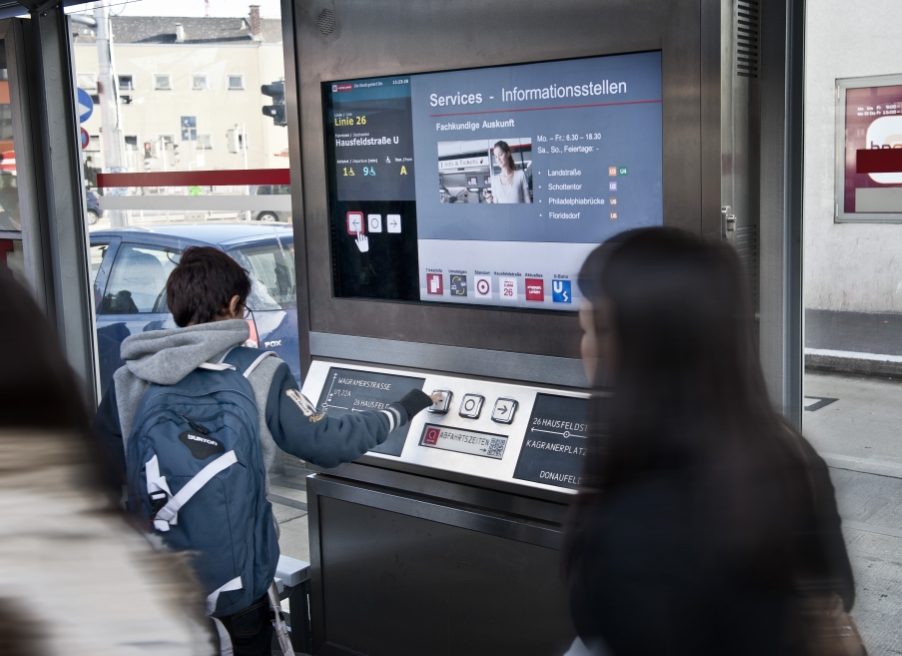 Straßenbahnhaltestelle der Linie 26 am Kagraner Platz mit Haltestelleninformation in neuem Design als Haltestelle der Zukunft.