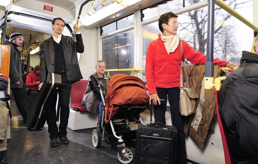 Durch den Ausbau von Sitzplätzen ist im Inneren der Straßenbahn mehr Platz für Fahrgäste