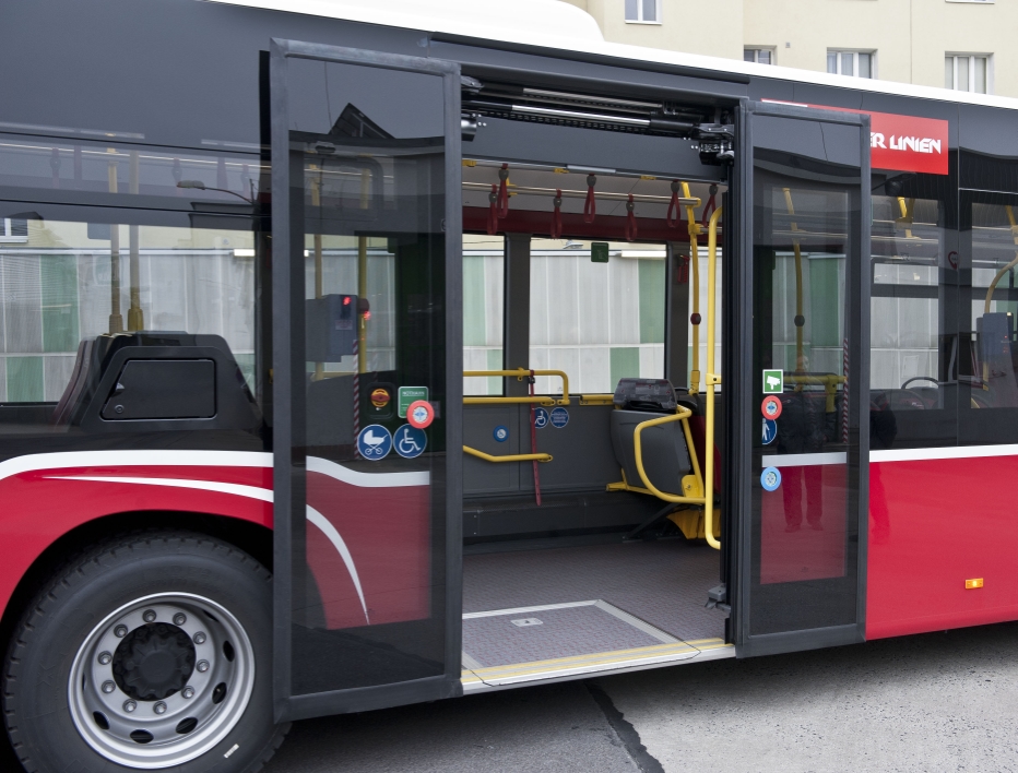 Mercedes Benz Citaro, der neue Bus für die Wiener Linien. Einstiegsseite mit nach aussen öffnenden Schiebetüren.