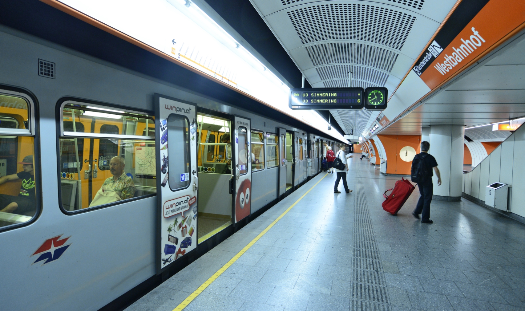 Geringes Fahrgastaufkommen an einem Sonntag morgen. Station Westbahnhof der Linie U3.