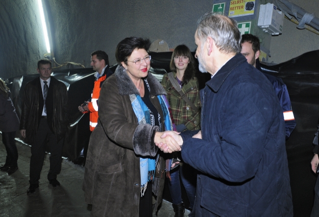 Vizebürgermeisterin Renate Brauner bedankt sich anlässlich der traditionellen Barbarafeier bei den bei diesem Projekt Mitwirkenden für die tolle Leistung, die Tunnelröhren der U1 Richtung Süden in Rekordzeit voranzutreiben.