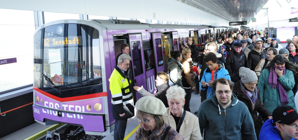 Station Seestadt, Jungfernfahrt am 5. Oktober 2013.