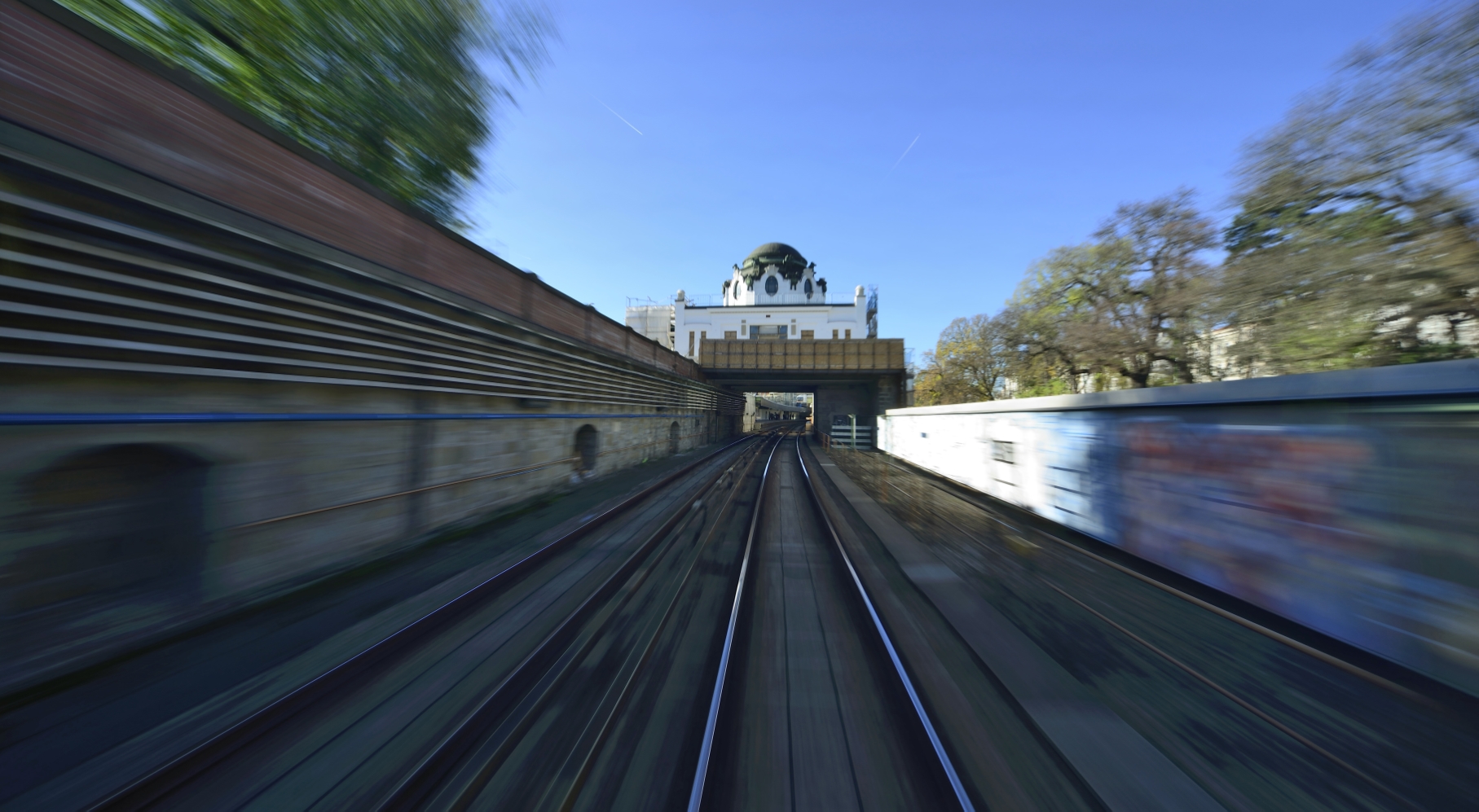 Sicht aus dem Cockpit eines V-Zuges auf der Strecke der U4 zwischen Kettenbrückengasse und Hütteldorf.