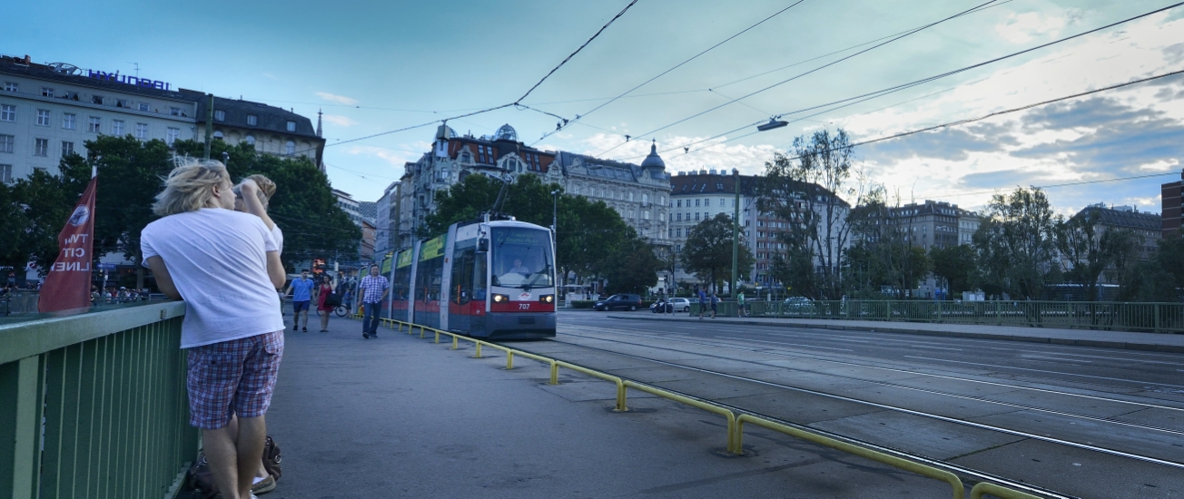 Straßenbahn der Linie 2 auf der Marienbrücke über den Donaukanal.