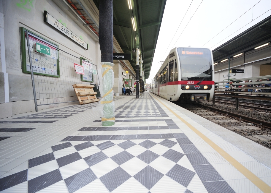 Abschließende Arbeiten vor Wiederinbetriebnahme des Bahnsteiges Richtung Siebenhirten.