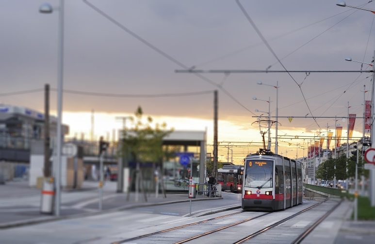 Straßenbahn der Linie O im Bereich Hauptbahnhof.