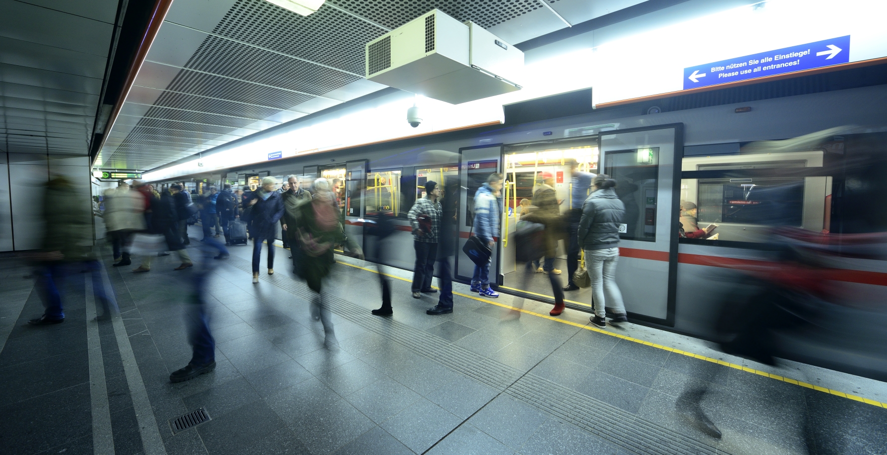 Viele Tausend Fahrgäste nutzen täglich die Wiener Linien, in diesem Bild die U-Bahn der Station Stephansplatz.