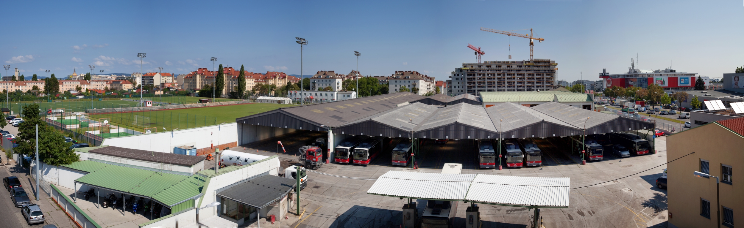 Garage Rax mit diversen Bussen, Juli 2014