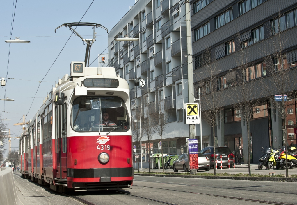 Straßenbahn der Linie 67 in Fahrt auf der Favoritenstraße in Fahrtrichtung Alaudagasse.