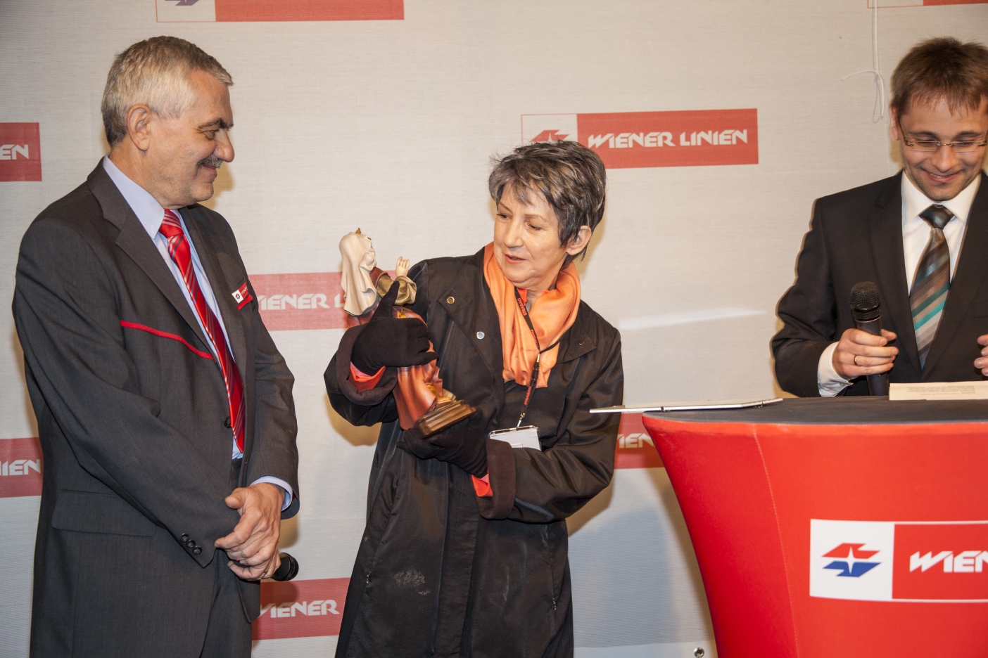 Tunnelanschlag in dem rund 30 Meter unter der A23 verlaufenden Tunnel bei der künftigen U1-Station Altes Landgut.

Tunnelpatin der künftigen Station Altes Landgut ist Nationalratspräsidentin Barbara Prammer.