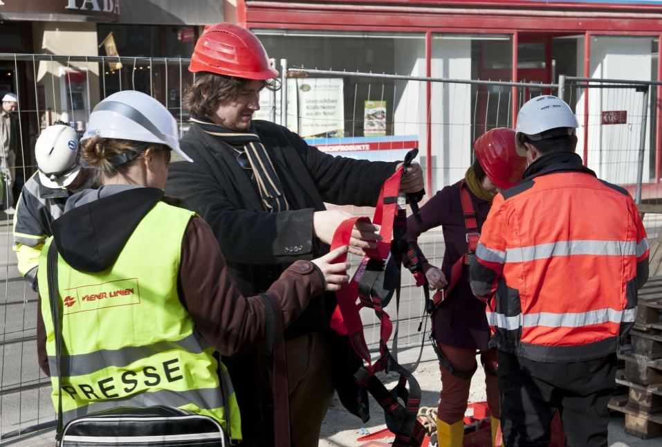 Journalisten werden für einen Besuch bei den Tunnelbauarbeiten beim Ausbau der U-Bahnlinie U1 Richtung Oberlaa  im Bereich Favoritenstarße Ecke Klausenburger Straße vorbereitet.