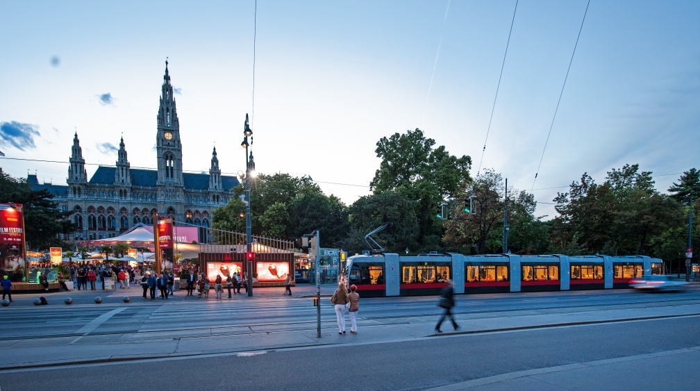 Linie 2 Type B1 (Ulf) , am UniRing beim Rathausplatz, Umleitung wegen Dreharbeiten bei der oper, August 2014