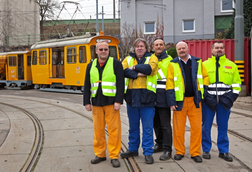 Vorbereitungen auf den Winter bei den Wiener Linien, Bhf Rudolfsheim, Mitarebiter stellen sich den Fotografen, Dezember 2014