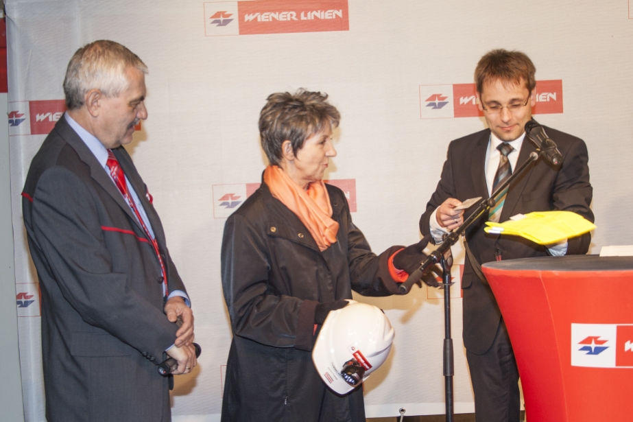 Tunnelanschlag in dem rund 30 Meter unter der A23 verlaufenden Tunnel bei der künftigen U1-Station Altes Landgut.

Tunnelpatin der künftigen Station Altes Landgut ist Nationalratspräsidentin Barbara Prammer.