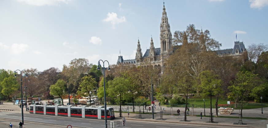 Linie 1 mit ULF-Type B auf der Ringstraße beim Rathaus, April 14