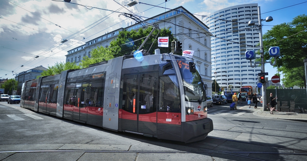 Straßenbahn der Linie 46, hier im Bild auf der Thaliastraße.