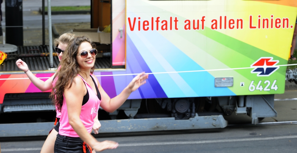 Zwei Sonderzüge der Wiener Linien führen wie jedes Jahr auch die diesjährige Regenbogenparade über die Wiener Ringstraße an.