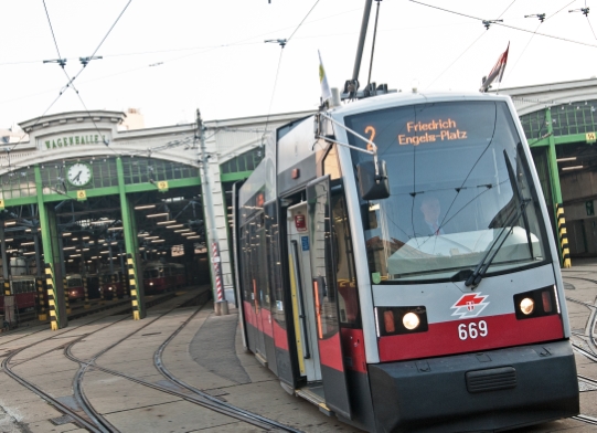 Linie 2 mit Type B am Bahnhof Brigittenau  fährt wegen einer Betriebsversammlung erst ab halb7 aus der Remise, 23 April14