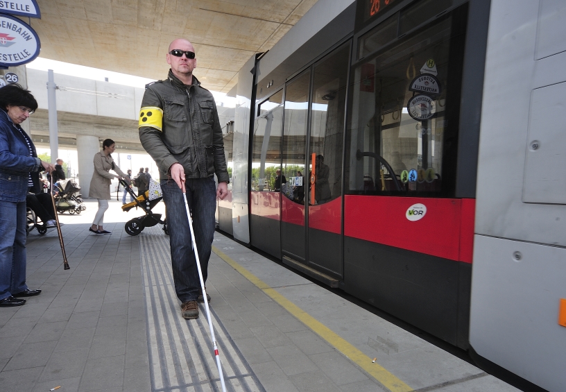 Das taktile Leitsystem erleichtert sehbehinderten Menschen die Benützung der öffentlichen Verkehrsmittel.