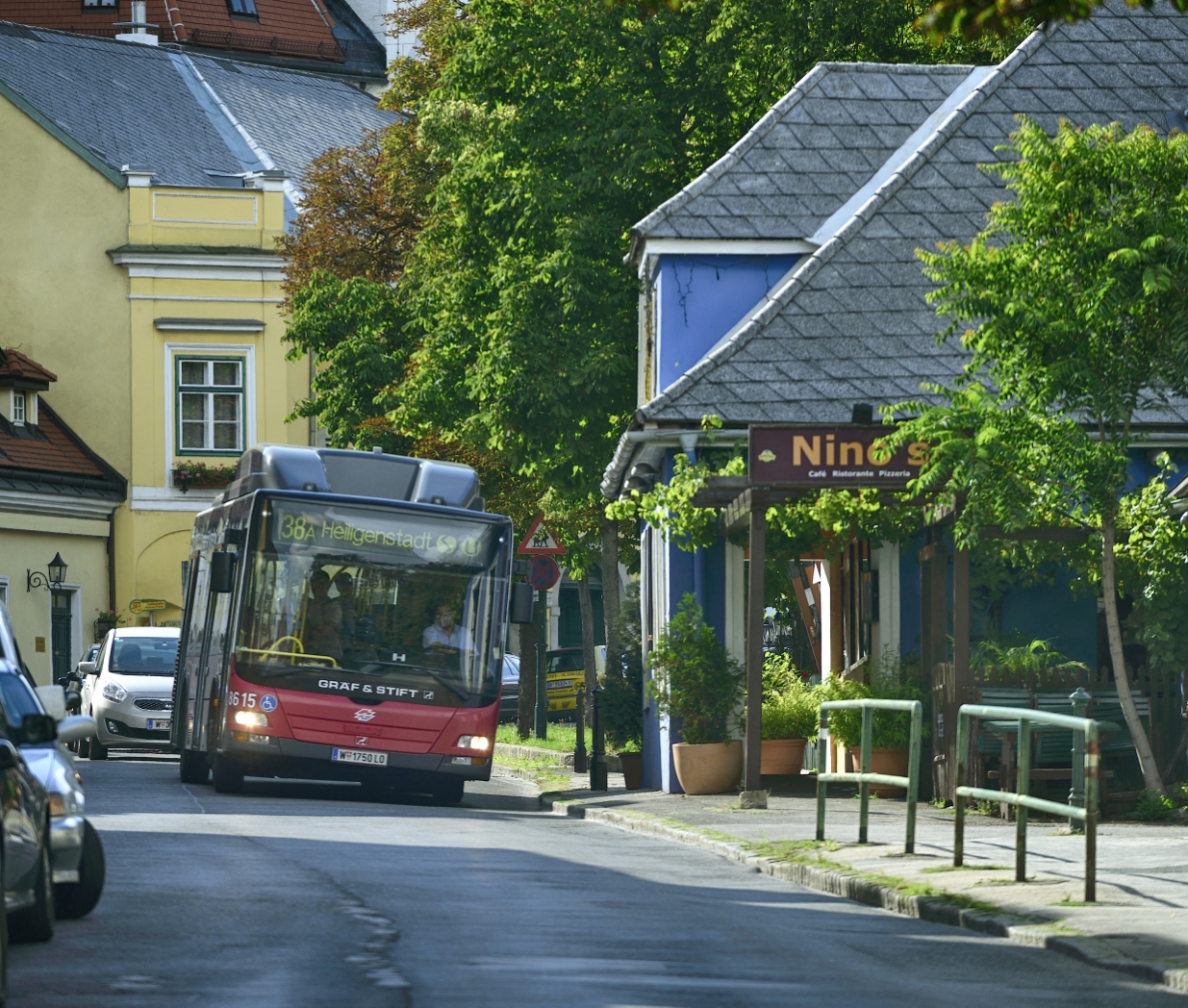 Straßenbahn der Linie 38 bei der Endstelle in Grinzing.