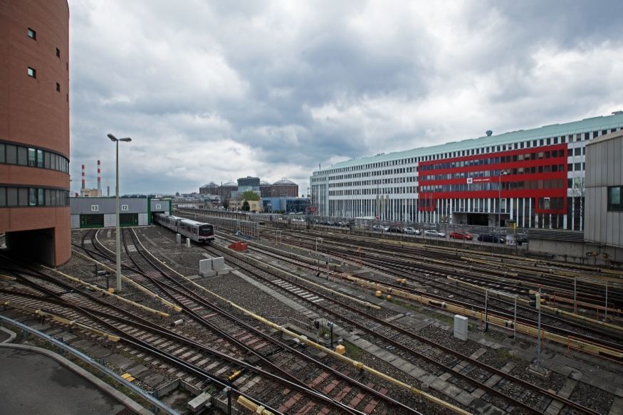 U-Bahnhof Erdberg mit Direktion der Wiener Linien und einen V-Zug