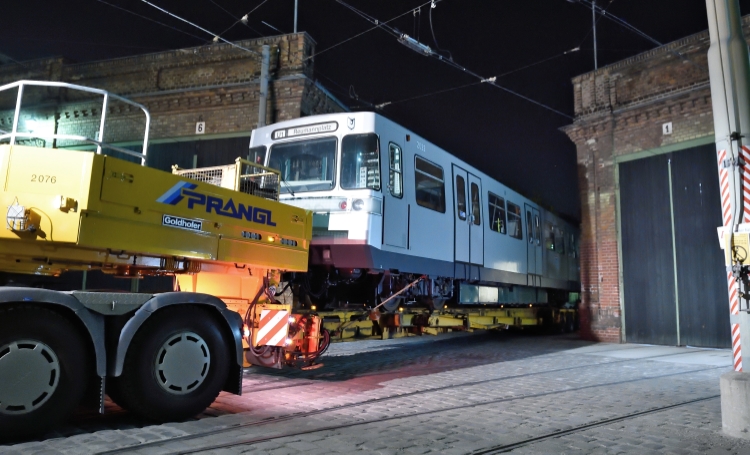 Nächtlicher Transfer eines U-Bahnzuges von der Hauptwerkstätte in Wien Simmering in die Remise, das neue Verkehrsmuseum der Wiener Linien in Erdberg.