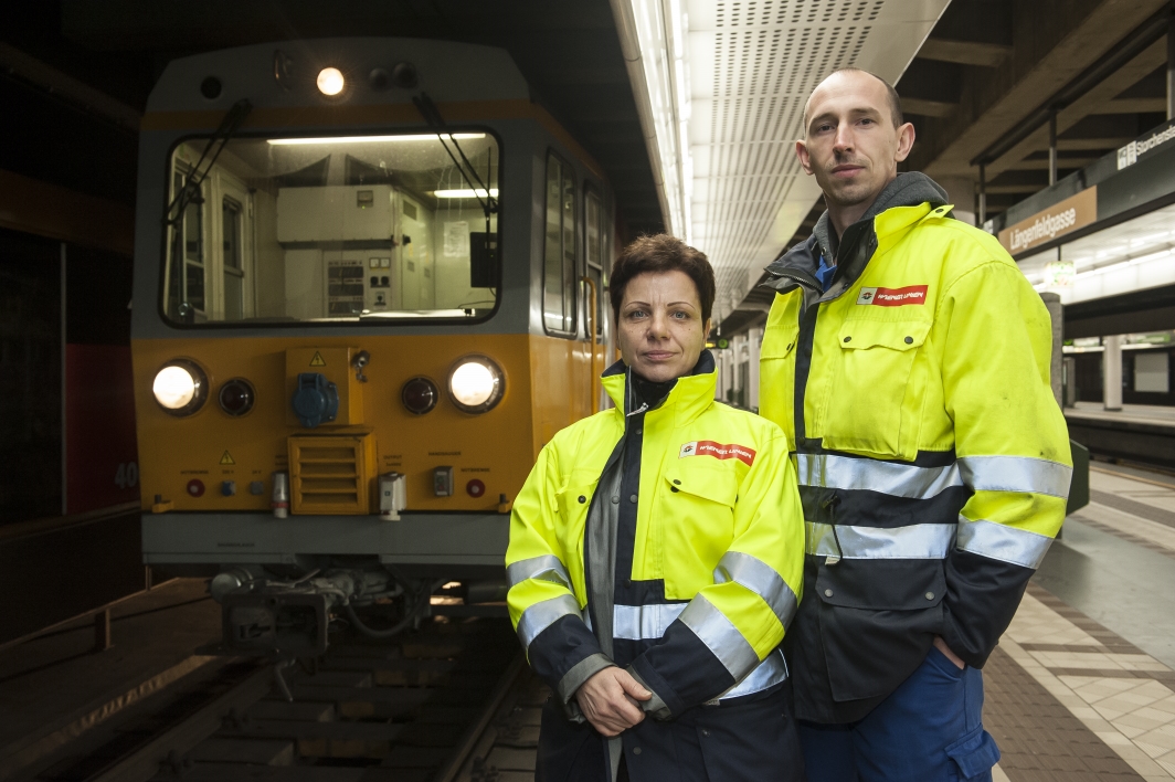 Mit einem speziellen Saugfahrzeug wird nach Betriebsschluss regelmäßig Mist und Unrat aus dem Gleisbereich von U-Bahn-Stationen und Strecken entfernt.