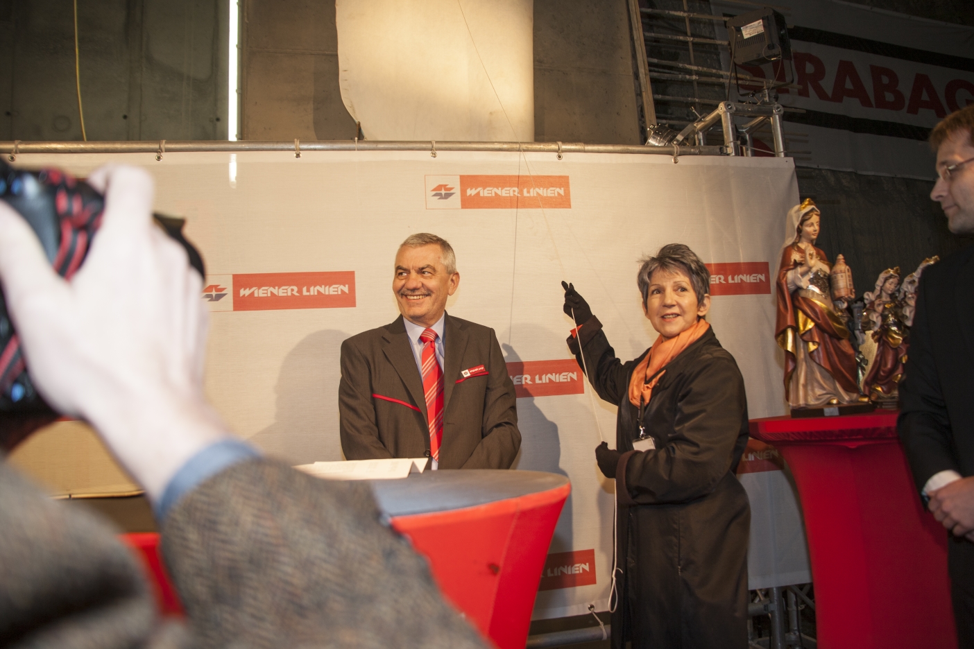 Tunnelanschlag in dem rund 30 Meter unter der A23 verlaufenden Tunnel bei der künftigen U1-Station Altes Landgut.

Tunnelpatin der künftigen Station Altes Landgut ist Nationalratspräsidentin Barbara Prammer.