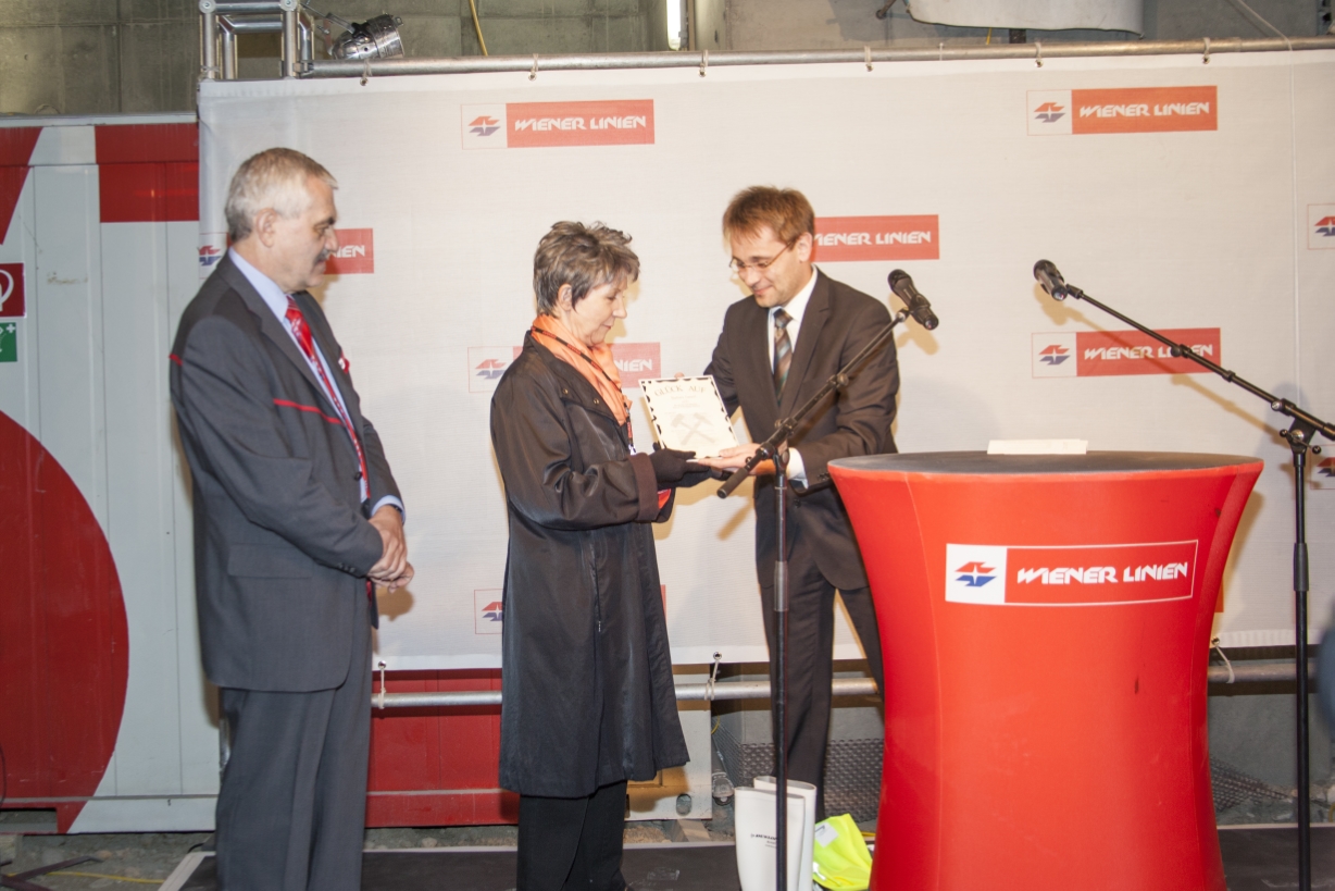 Tunnelanschlag in dem rund 30 Meter unter der A23 verlaufenden Tunnel bei der künftigen U1-Station Altes Landgut.

Tunnelpatin der künftigen Station Altes Landgut ist Nationalratspräsidentin Barbara Prammer.