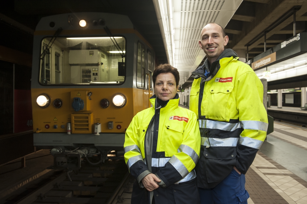 Mit einem speziellen Saugfahrzeug wird nach Betriebsschluss regelmäßig Mist und Unrat aus dem Gleisbereich von U-Bahn-Stationen und Strecken entfernt.