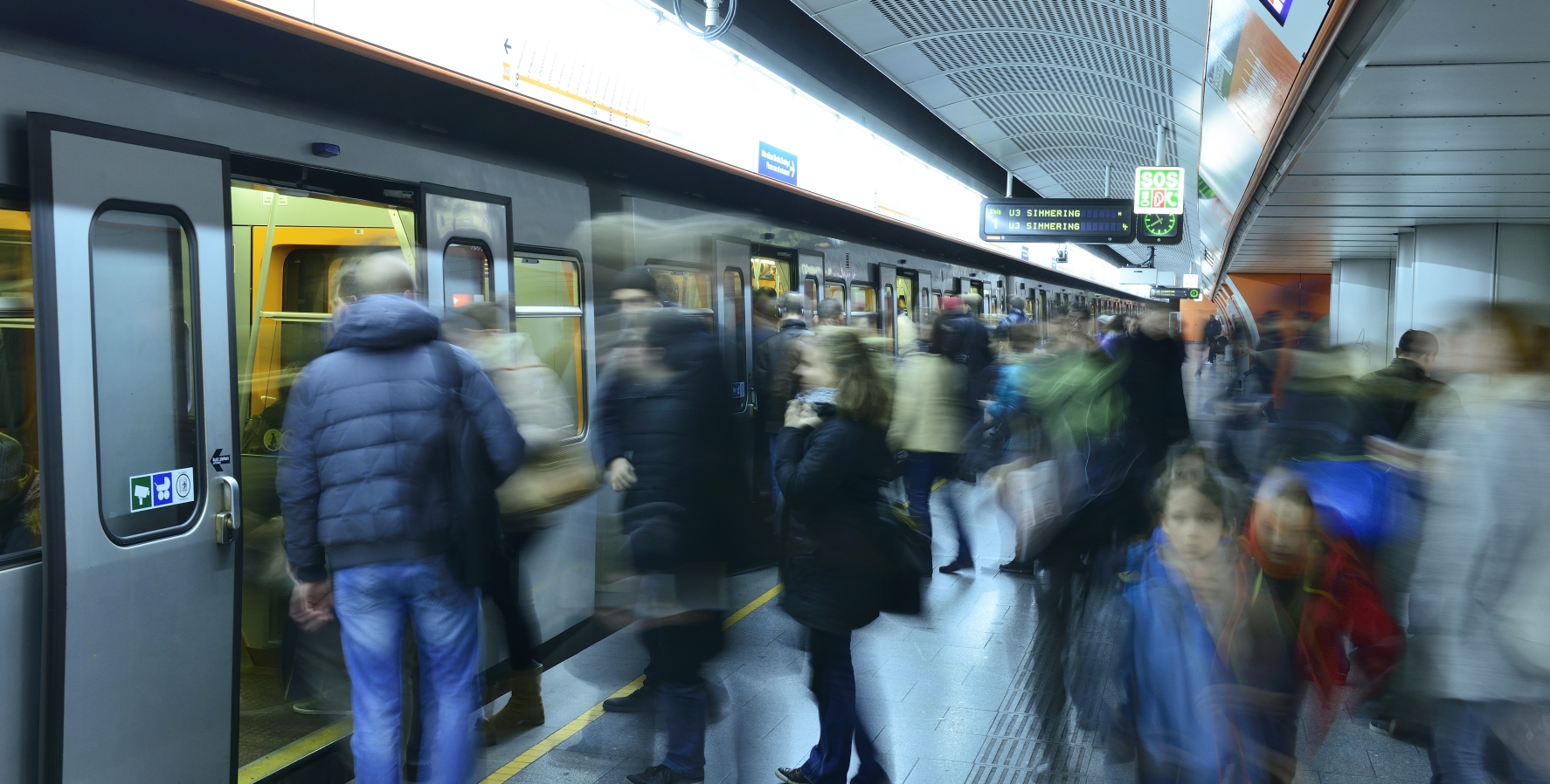 Viele Tausend Fahrgäste nutzen täglich die Wiener Linien, in diesem Bild die U-Bahn der Station Westbahnhof.