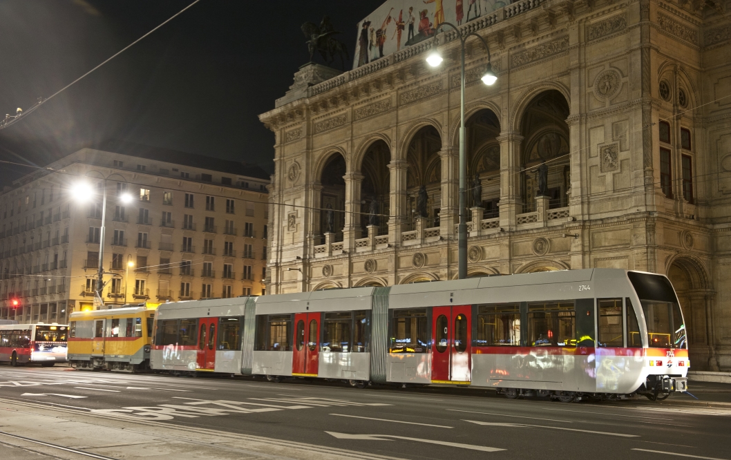 Neu ausgelieferte U6-Garnitur wird von der Hauptwerkstätte Simmering über das Straßenbahnnetz zum Bahnhof Michelbeuern gezogen.  Position: Wiener Staatsoper.