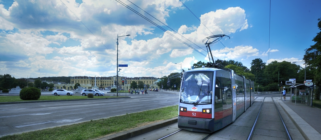 Straßenbahn der Linie 10 im Bereich Johnstraße / Schönbrunn.