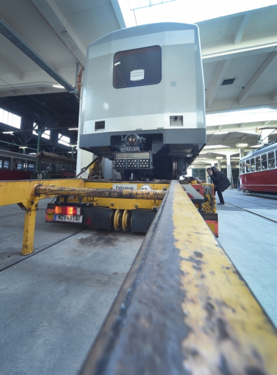 Der von der Hauptwerkstätte in Wien Simmering transportierte U-Bahnzug erreicht in der Remise, dem neuen Verkehrsmuseum der Wiener Linien in Erdberg sein Ziel.