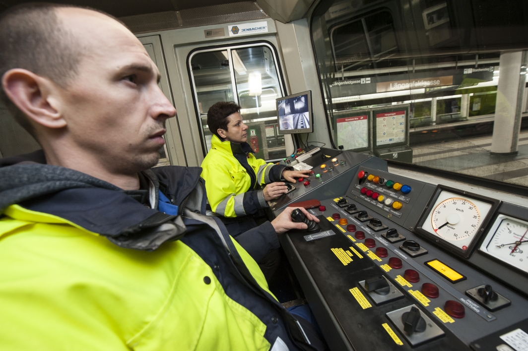 Mit einem speziellen Saugfahrzeug wird nach Betriebsschluss regelmäßig Mist und Unrat aus dem Gleisbereich von U-Bahn-Stationen und Strecken entfernt.