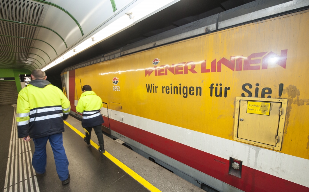 Mit einem speziellen Saugfahrzeug wird nach Betriebsschluss regelmäßig Mist und Unrat aus dem Gleisbereich von U-Bahn-Stationen und Strecken entfernt.