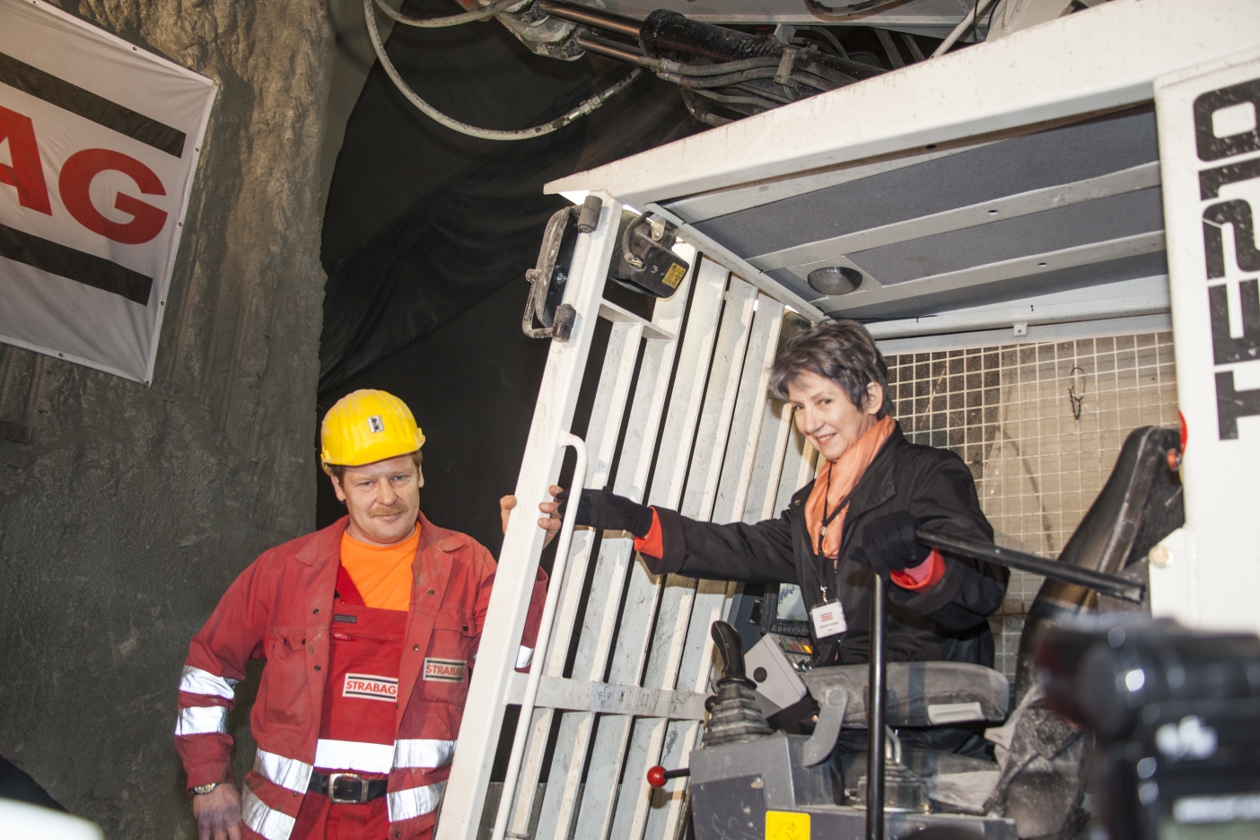 Tunnelanschlag in dem rund 30 Meter unter der A23 verlaufenden Tunnel bei der künftigen U1-Station Altes Landgut.

Tunnelpatin der künftigen Station Altes Landgut ist Nationalratspräsidentin Barbara Prammer.