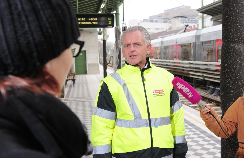 Bei einer Begehung erläutert Projektleiter Hans Loreth die Arbeiten der Generalsanierung der Station Alser Straße.