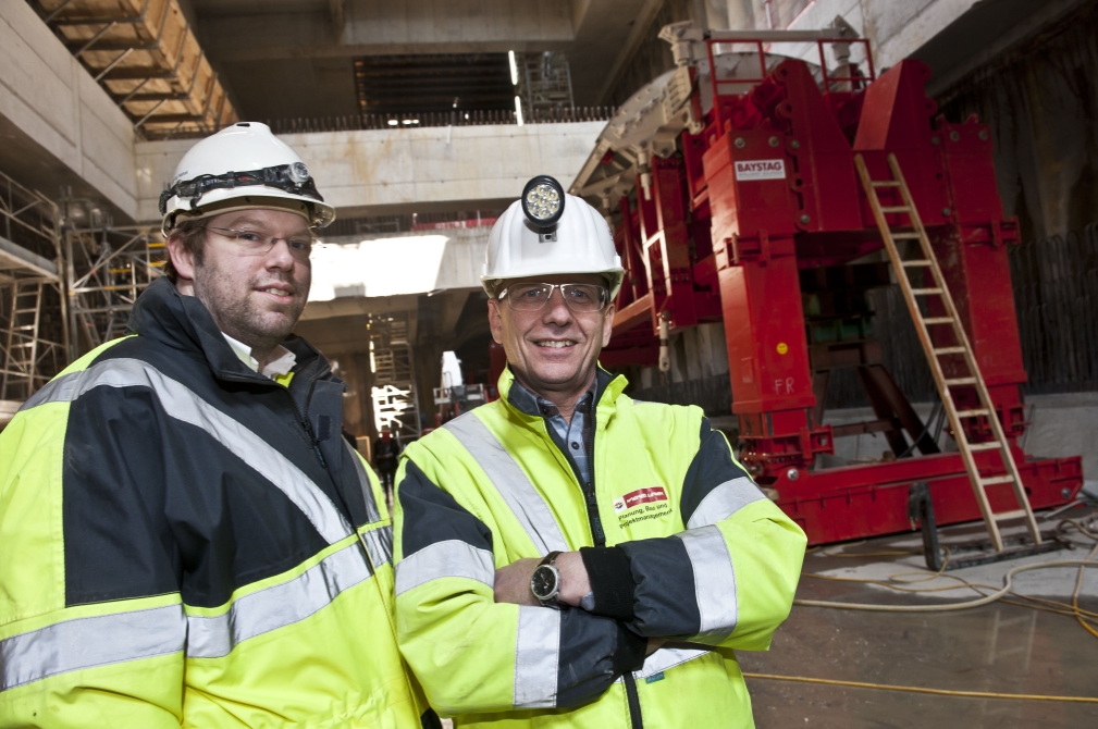 Tunnelbauarbeiten beim Ausbau der U-Bahnlinie U1 Richtung Oberlaa im Bereich Favoritenstraße Ecke Klausenburger Straße. Bauleiter Christian Nebois und Hubert Wutzlhofer vor Schalwagen.