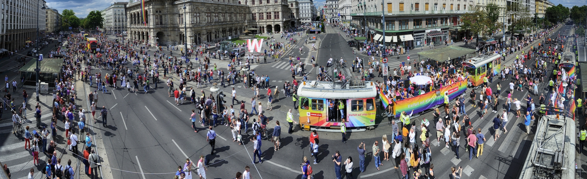 Zwei Sonderzüge der Wiener Linien führen wie jedes Jahr auch die diesjährige Regenbogenparade über die Wiener Ringstraße an.