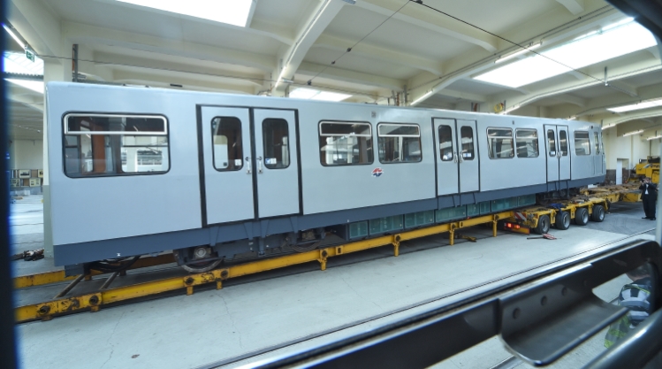 Der von der Hauptwerkstätte in Wien Simmering transportierte U-Bahnzug erreicht in der Remise, dem neuen Verkehrsmuseum der Wiener Linien in Erdberg sein Ziel.